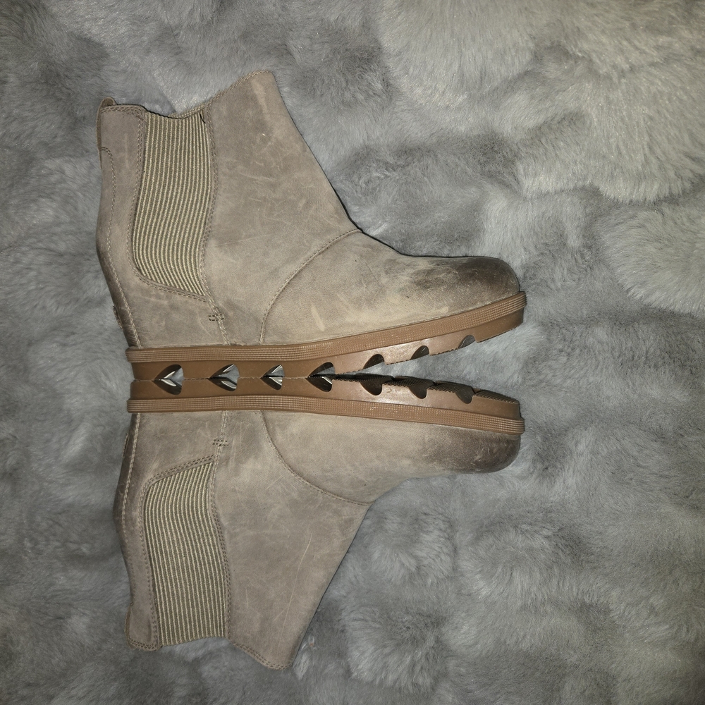 Sorel Size 11  Beige / Grey Wedge Booties